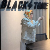 Dikenal sebagai sosialita, Vie menjabat sebagai Chief Executive Officer (CEO) Blackstone Malaysia. Ia kerap mengunggah berbagai kegiatan dan foto OOTD di akun Instagram miliknya. Foto: Dok. Instagram @vieshantiekhan