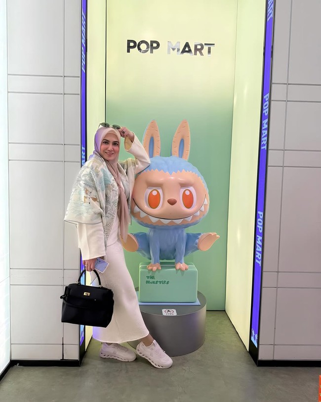 Pengusaha Malaysia, Vie Shantie Khan, mendadak viral usai video pernikahan Gubernur Aceh, Muzakir Manaf atau akrab disapa Mualem, berbalut busana adat Melayu bersama wanita Malaysia beredar luas pada Senin (19/1/2026). Dalam video tersebut, tercantum nama Vie Shantie Khan. Sosok Vie Shantie Khan yang kerap tampil mewah sambil menenteng tas Hermes, langsung mencuri atensi warganet di media sosial. Foto: Dok. Instagram @vieshantiekhan.