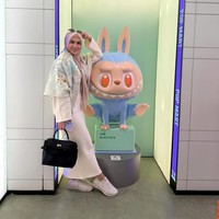 Pengusaha Malaysia, Vie Shantie Khan, mendadak viral usai video pernikahan Gubernur Aceh, Muzakir Manaf atau akrab disapa Mualem, berbalut busana adat Melayu bersama wanita Malaysia beredar luas pada Senin (19/1/2026). Dalam video tersebut, tercantum nama Vie Shantie Khan. Sosok Vie Shantie Khan yang kerap tampil mewah sambil menenteng tas Hermes, langsung mencuri atensi warganet di media sosial. Foto: Dok. Instagram @vieshantiekhan.