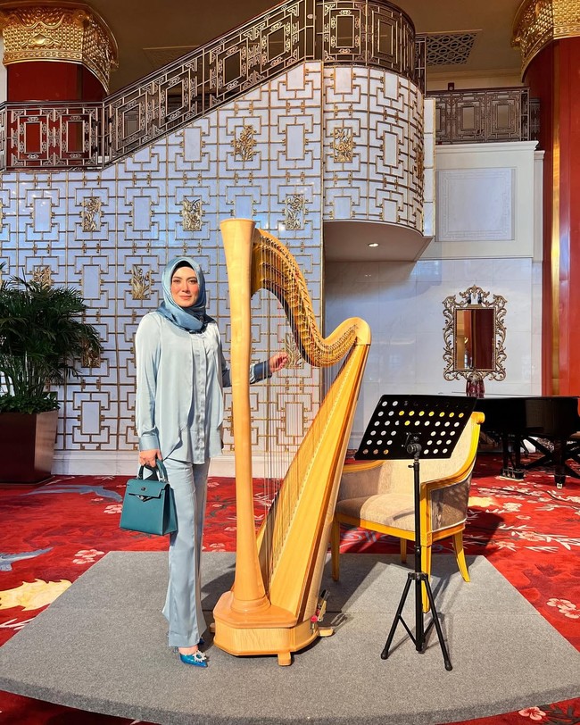 Dikutip dari akun Instagram, Vie memilih gaya busana simple dengan gaya hijab yang tertata sangat rapi, sering kali menggunakan bahan premium yang memberikan kesan glossy dan mewah. Foto: Dok. Instagram @vieshantiekhan