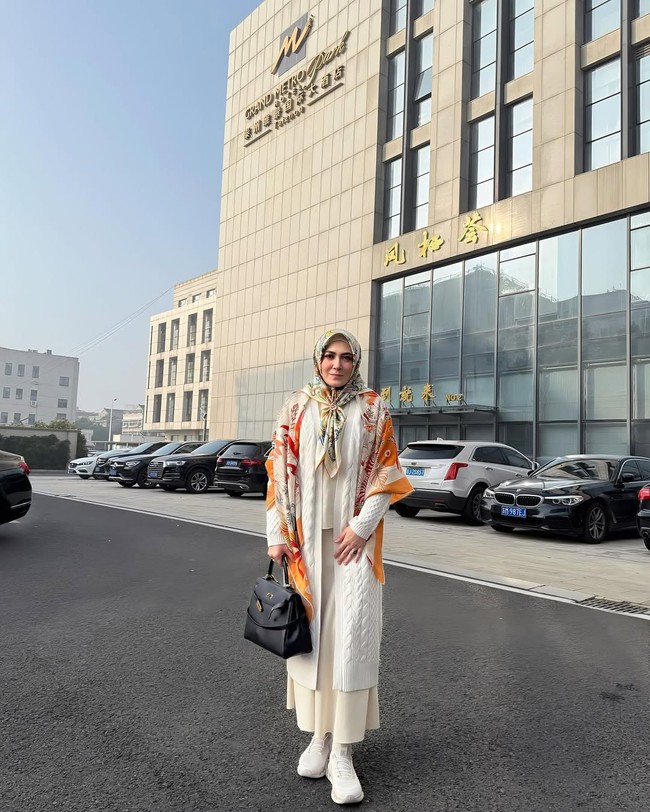 Sebagai pecinta fashion, ia sering terlihat menenteng tas dari brand ternama dunia seperti Hermes, yang menjadi pelengkap sempurna bagi penampilan glamornya saat liburan. Foto: Dok. Instagram @vieshantiekhan