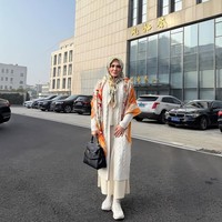 Sebagai pecinta fashion, ia sering terlihat menenteng tas dari brand ternama dunia seperti Hermes, yang menjadi pelengkap sempurna bagi penampilan glamornya saat liburan. Foto: Dok. Instagram @vieshantiekhan