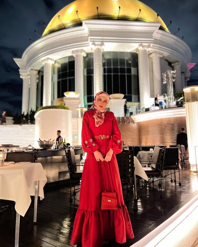 Saat berada di The Dome at lebua, Bangkok, Thailand, Vie Shantie terlihat mengenakan dress serba merah dan melengkapi penampilannya dengan tas Hermes Kelly II Sellier en Désordre. Foto: Dok. Instagram @vieshantiekhan