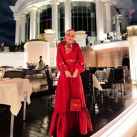 Saat berada di The Dome at lebua, Bangkok, Thailand, Vie Shantie terlihat mengenakan dress serba merah dan melengkapi penampilannya dengan tas Hermes Kelly II Sellier en Désordre. Foto: Dok. Instagram @vieshantiekhan