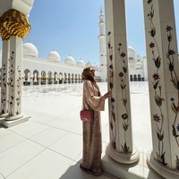 Vie Shantie Khan mengunjungi masjid Agung Sheikh Zayed di Abu Dhabi, ia memadukan dress bahan satin dengan Hermès Constance 18 Rouge H Epsom.  Foto: Dok. Instagram @vieshantiekhan.