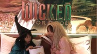 Ulang tahun ke-11 Gempi kali ini kita lewatin dengan cara yang beda dan gemes banget—an immersive experience yang bikin kita seperti masuk ke Emerald City, lewat Wicked Theme Room di @grandhyattjakarta. Lengkap bgt deh, mulai dari dekorasinya, properti-properti seperti yg ada d film Wicked yang bisa dimainkan, sampai amenities-nya, semua detailnya tuh dipikirin bangetttt…Papading aja sampe jadi Glinda tuh saking menghayatinya. Sebagai orang tua, melihat senyum dan bahagianya Gempi di hari itu jadi hadiah paling berharga, tulis Gisel dan Gading Marten dalam Instagram miliknya dilihat detikcom, Selasa (20/1/2026).  Foto: dok instagram Gisel dan Gading Marten