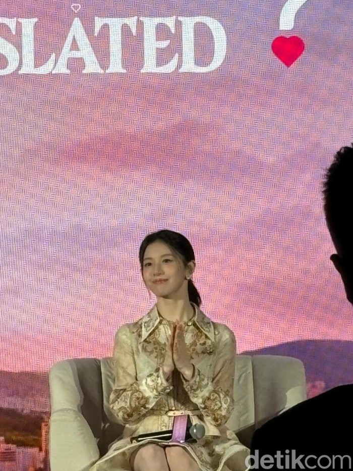 Go Youn Jung saat menghadiri konferensi pers Can This Love Be Translated? di The Kasablanka Hall, mal Kota Kasablanka, Jakarta Selatan, pada Jumat (16/1/2026).