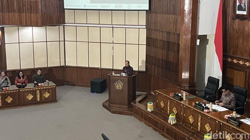 Gubernur Bali Wayan Koster menyampaikan jawaban atas pandangan umum fraksi saat Rapat Paripurna DPRD Bali di Kantor Gubernur Bali, Selasa (20/1/2026).