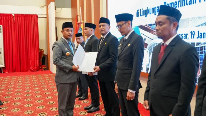 Gubernur Sulsel Andi Sudirman Sulaiman melantik 7 pejabat eselon II hasil manajemen talenta.