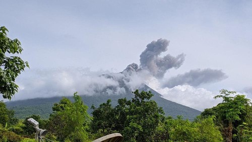 Gunung Ile Lewotolok di Kabupaten Lembata meletus 114 kali, Selasa (20/1/2026).
