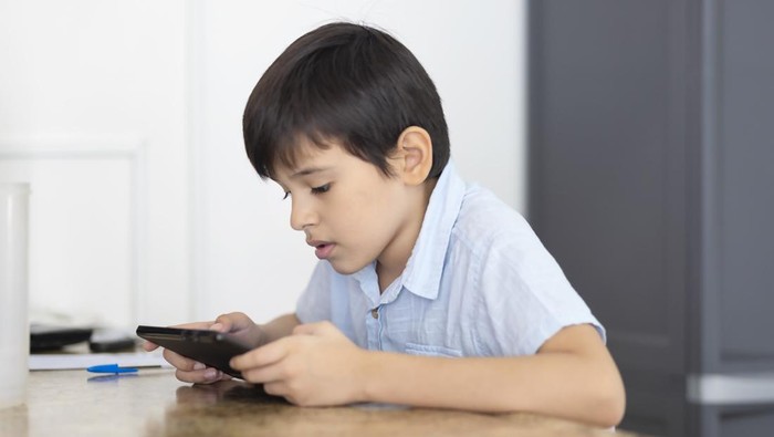 Ilustrasi Anak Main Gadget