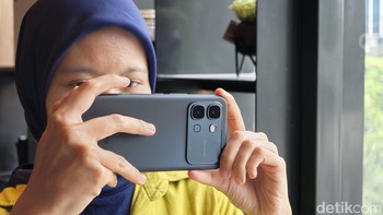 Soal fotografi, kamera utama bagian belakang berukuran 50 MP dan didukung fitur AI. Kamera depan 13 MP untuk selfie dan video call. Foto: Adi Fida Rahman/detikINET