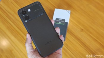 Infinix Note Edge sejatinya punya empat varian warna. Ini adalah model Shadow Black. Foto: Adi Fida Rahman/detikINET