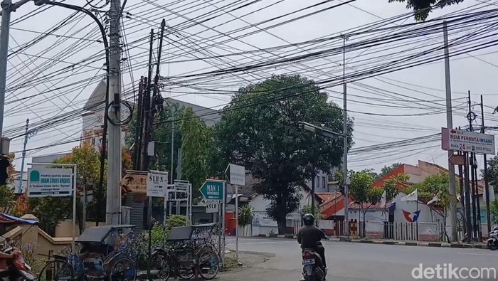 Jaringan kabel optik internet di Brebes tampak semrawut.