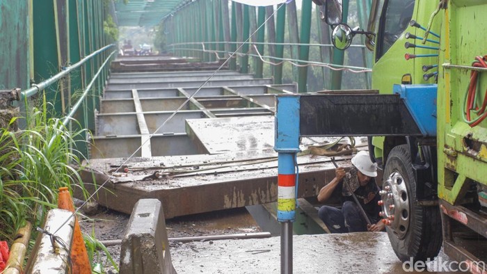 Pekerja menyelesaikan perbaikan Jembatan Leuwiranji di wilayah Rumpin, Kabupaten Bogor, Jawa Barat, Selasa (20/1/2026).