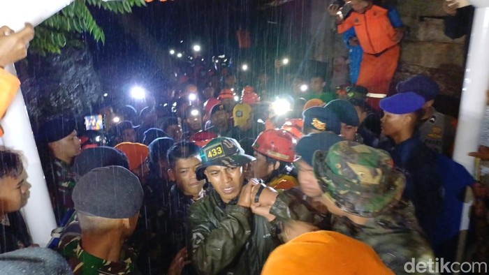 Ditandu, Jenazah Pramugari Pesawat ATR Tiba di Posko SAR