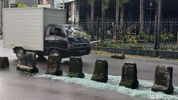 Kaca Mal Panakkukang (MP) Makassar pecah.