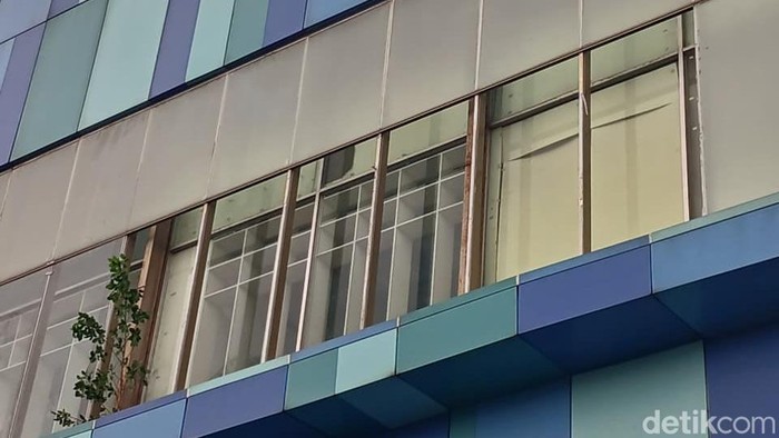 Kaca MP Makassar Pecah gegara Angin Kencang, Serpihan Berhamburan di Jalan