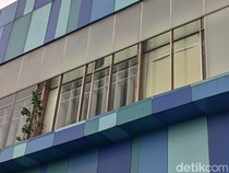 Kaca MP Makassar Pecah gegara Angin Kencang, Serpihan Berhamburan di Jalan