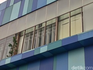 Kaca MP Makassar Pecah gegara Angin Kencang, Serpihan Berhamburan di Jalan