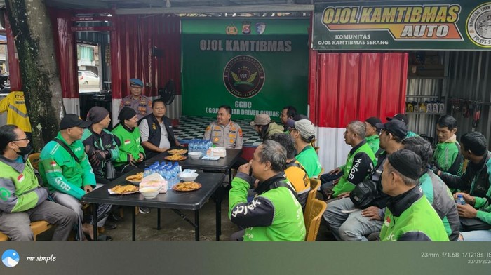 Kapolres Serang AKBP Andri Kurniawan bersama para ojol di Serang (dok. Istimewa)