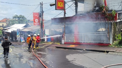 Kebakaran di Outlet ACK Bualu Jalan Kurusetra, Benoa, Kuta Selatan, Badung, Selasa (20/1/2026).