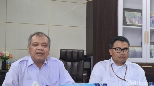 Kepala BBWS NT II, Parlinggoman Simanungkalit (kiri), saat jumpa pers di kantornya, Senin (19/1/2026). (Yufengki Bria/detikBali).