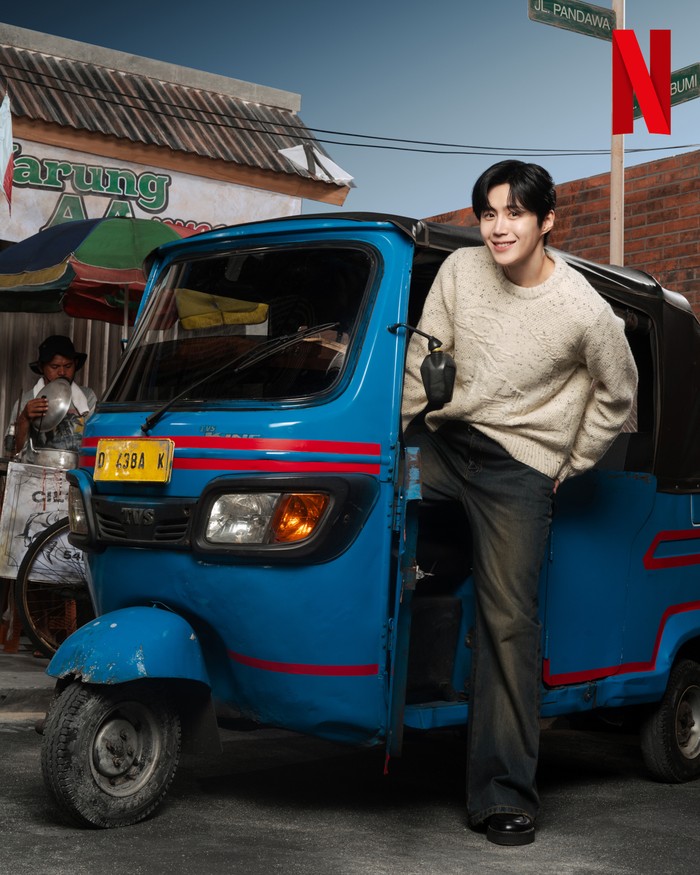 Kim Seon Ho dan Go Youn Jung berpose melokal, makan cilok hingga naik bajaj.