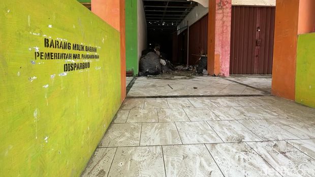 Kondisi terkini pusat belanja di Pangandaran. Kondisi terkini pusat belanja di Pangandaran.