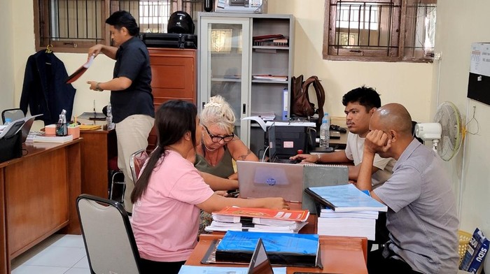 Korban penipuan saat melaporkan kejadian di Polda Papua Barat Daya.