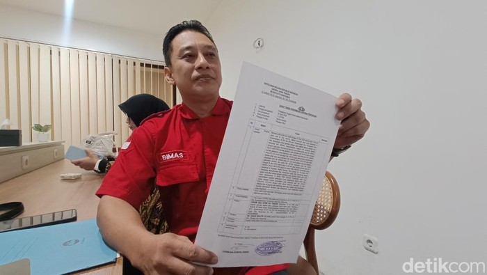 Kuasa hukum CAS, AP Bimas Dewanto menunjukkan laporan polisi soal pelecehan seksual oleh salah satu petinggi kantor lembaga pengelola zakat di Kabupaten Banyumas, Selasa (20/1/2026).