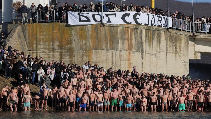 Epifani Serbia Kosovo: Ratusan Berenang Dingin, Simbol Iman dan Identitas Komunitas Lomba Renang Epifani Jadi Simbol Iman Ortodoks Serbia Kosovo