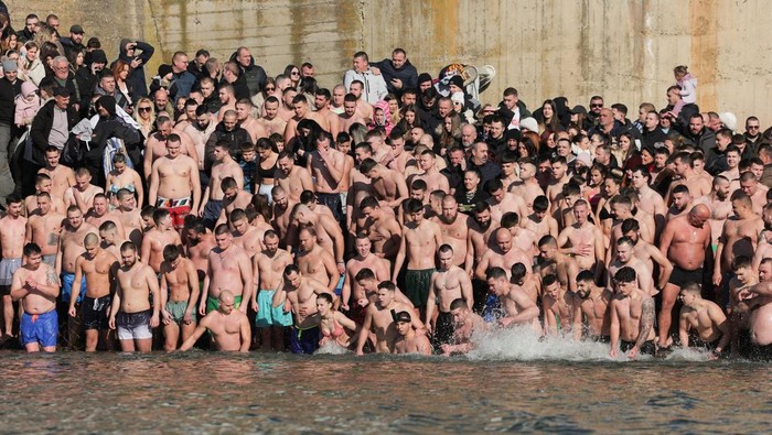 Epifani Serbia Kosovo: Ratusan Berenang Dingin, Simbol Iman dan Identitas Komunitas Lomba Renang Epifani Jadi Simbol Iman Ortodoks Serbia Kosovo