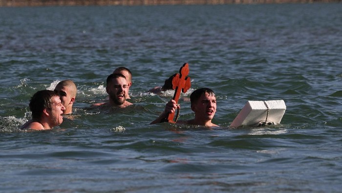 Epifani Serbia Kosovo: Ratusan Berenang Dingin, Simbol Iman dan Identitas Komunitas Lomba Renang Epifani Jadi Simbol Iman Ortodoks Serbia Kosovo
