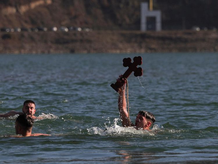 Lomba Renang Epifani Jadi Simbol Iman Ortodoks Serbia Kosovo