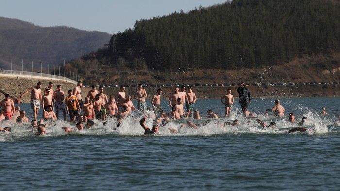 Epifani Serbia Kosovo: Ratusan Berenang Dingin, Simbol Iman dan Identitas Komunitas Lomba Renang Epifani Jadi Simbol Iman Ortodoks Serbia Kosovo