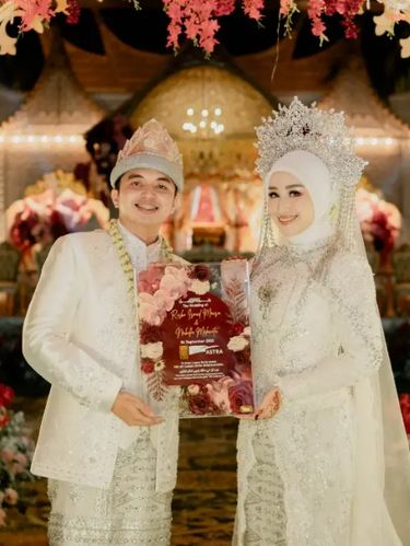 Pernikahan ini mendadak curi atensi warganet di media sosial. Pasalnya, pengantin pria memberikan mahar 10 gram emas dan 100 Lot saham Astra Internasional. Unggahan pernikahan di Bandung, Jawa Barat itu langsung viral.