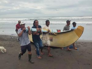 Perahu Terbalik di Laut, Nelayan Jembrana Selamat Usai Berenang ke Darat