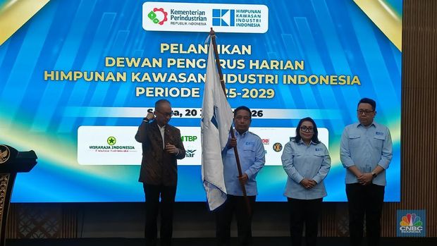 Menperin Agus Gumiwang Kartasasmita (kiri) dan Ketua Umum Himpunan Kawasan Industri Indonesia (HKI) Akhmad Ma’ruf Maulana. (CNBC Indonesia/Ferry Sandi)