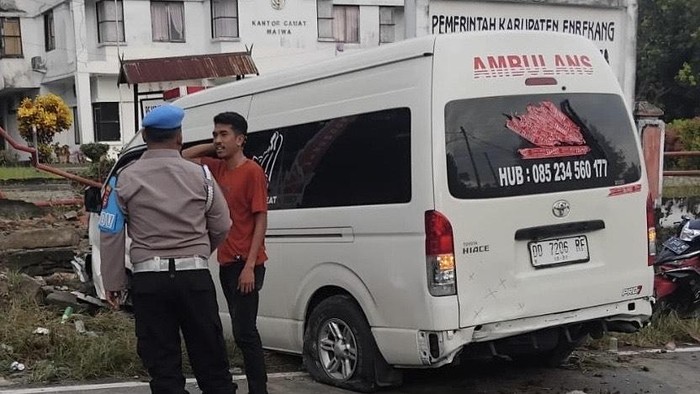 Ban Pecah, Ambulans Bawa Jenazah Hantam Pagar di Sulsel