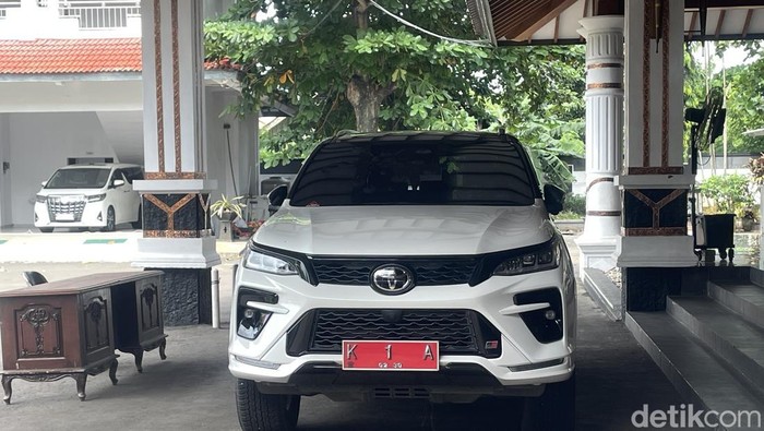 Mobil dinas Bupati Pati Sudewo terparkir di depan pendopo Kabupaten Pati, usai pemiliknya kena OTT KPK, Selasa (20/1/2026).