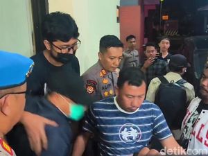 Momen Bupati Pati Sudewo Nyaris Jatuh Usai Diperiksa KPK 24 Jam di Polres Kudus
