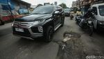 Musim Hujan, Jalan Berlubang di Bekasi Mengancam Keselamatan Pengendara