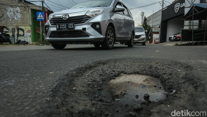 Memasuki musim hujan, kondisi jalan berlubang di sejumlah titik di Bekasi kian membahayakan pengendara, terutama sepeda motor.