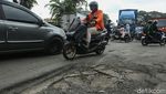 Musim Hujan, Jalan Berlubang di Bekasi Mengancam Keselamatan Pengendara