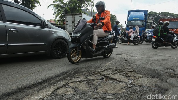 Musim Hujan, Jalan Berlubang di Bekasi Mengancam Keselamatan Pengendara