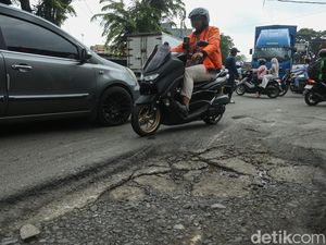 Musim Hujan, Jalan Berlubang di Bekasi Mengancam Keselamatan Pengendara