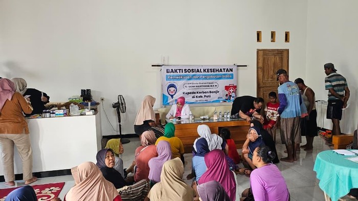 Bhayangkari Polresta Pati Layani Kesehatan Warga Terisolir Banjir di Gabus