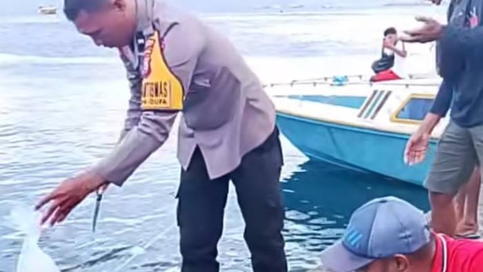 Oknum polisi di Ternate viral setelah membuang bungkusan plastik miras ke laut saat pemusnahan barang bukti. Kapolsek minta maaf dan evaluasi prosedur.