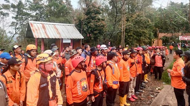 Operasi SAR pencarian pendaki hilang di Bukit Mongkrang, Kecamatan Tawangmangu, Kabupaten Karanganyar, Selasa (20/1/2026).